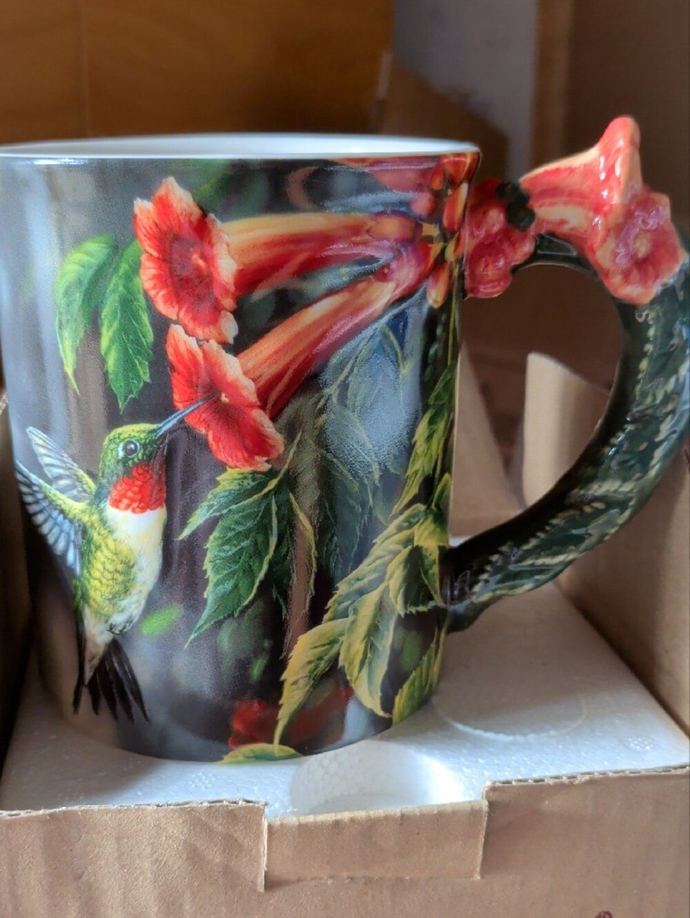 🆕 Ruby-Throated Hummingbird Sculpted Mug - Floral Design